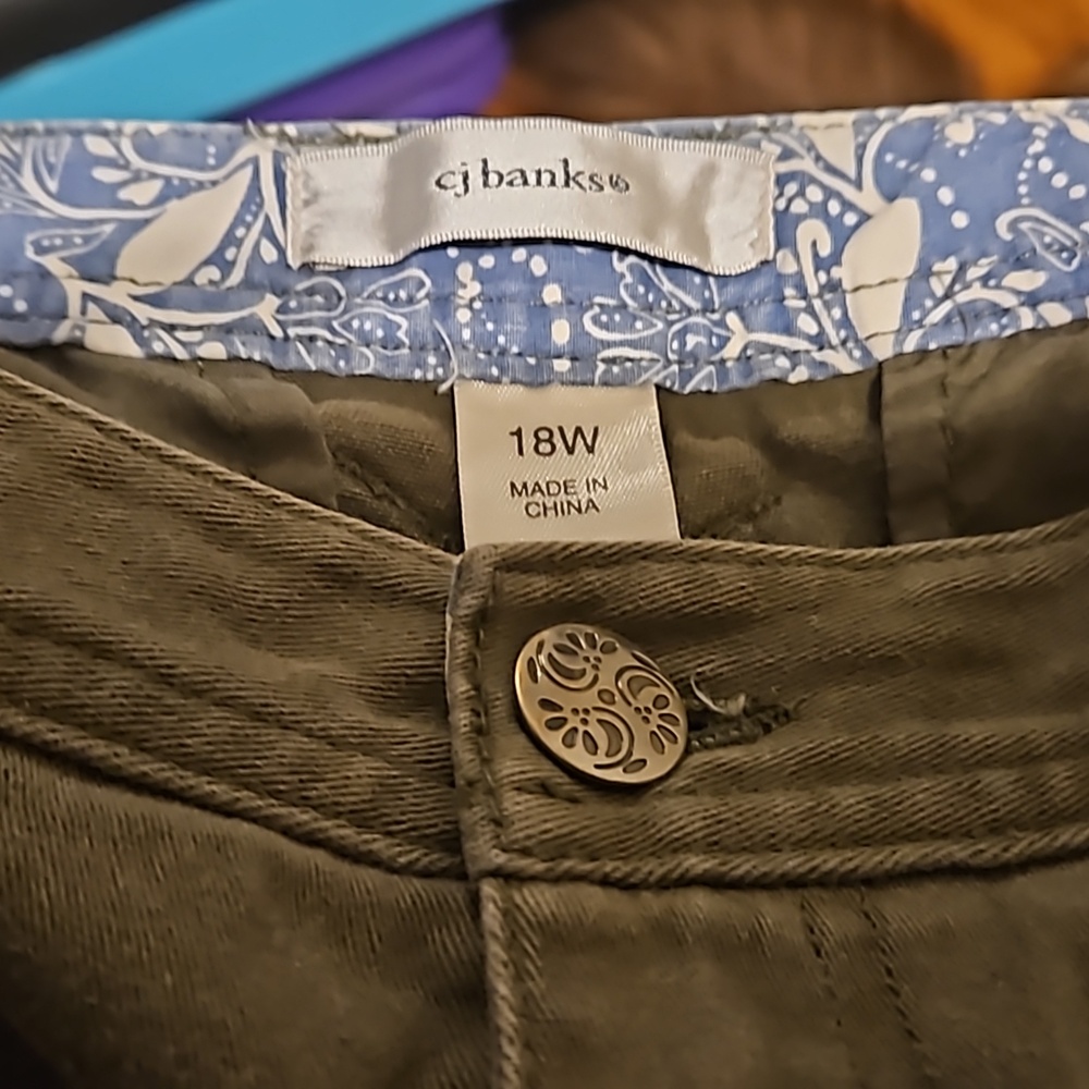 CAPRI HUNTER GREEN CAPRIS